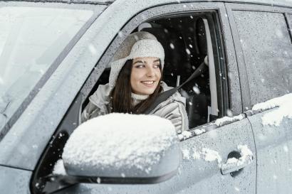 auto in sneeuw