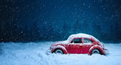 auto in sneeuw